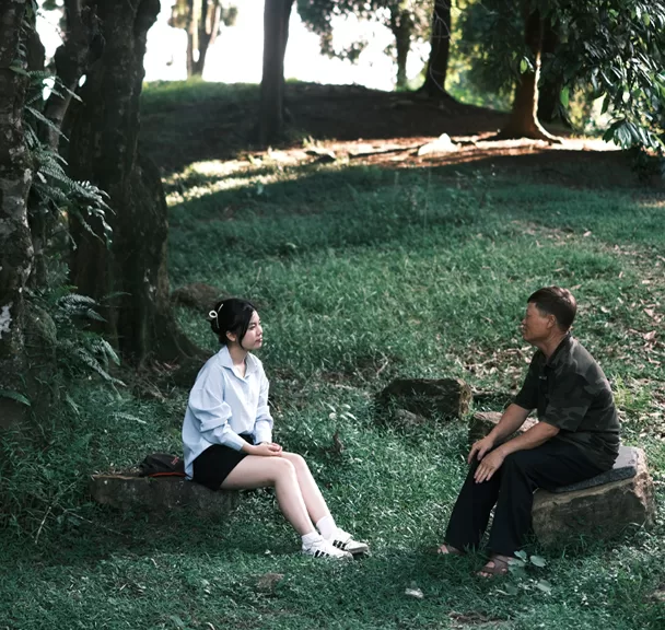 “Nghe chuyện về cây trà trăm tuổi bên bếp lửa.”