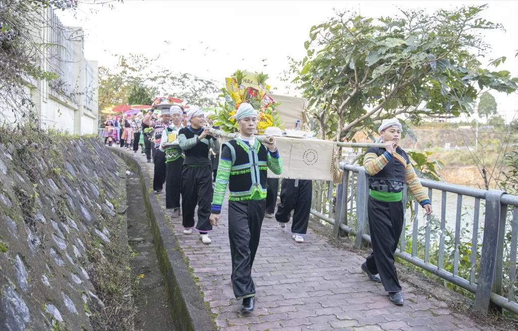 Lễ cúng tôn vinh cây chè tổ của đồng bào Mông Suối Giàng