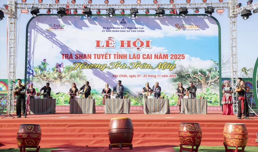 Công nghệ Drone “vẽ” hương trà trên đỉnh Suối Giàng