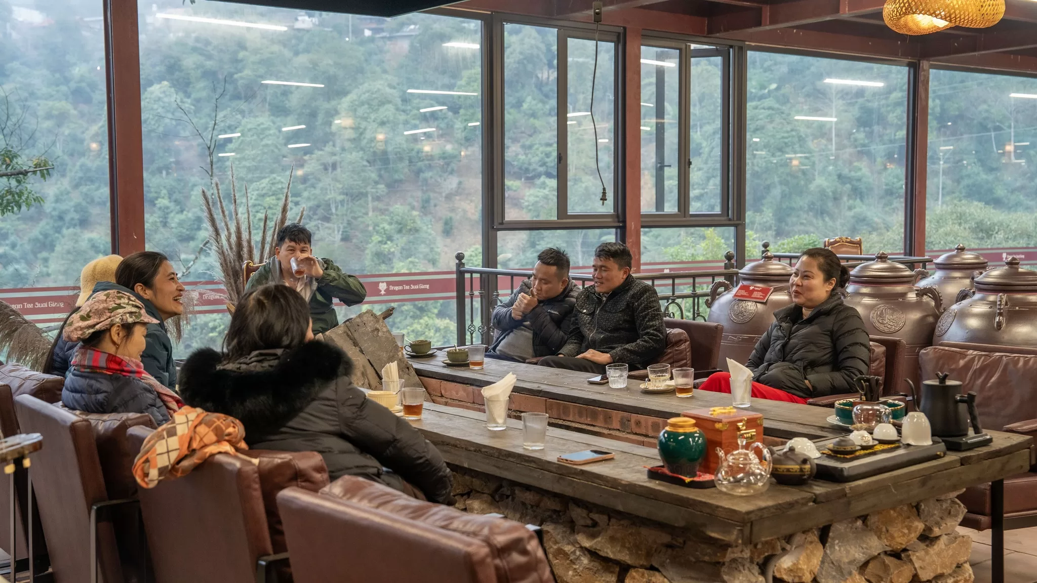 Thưởng trà và bánh làm từ trà shan tuyết cổ thụ